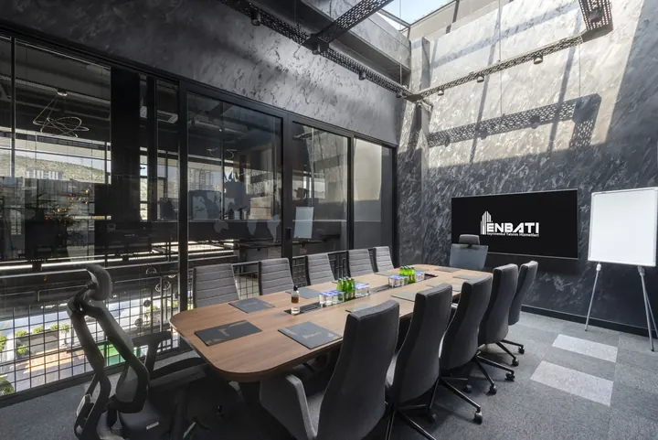 RE/MAX ENBATI Konutkent ofisi — Toplantı salonu