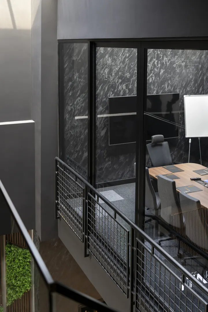 RE/MAX ENBATI Konutkent ofisi — Toplantı salonu girişi